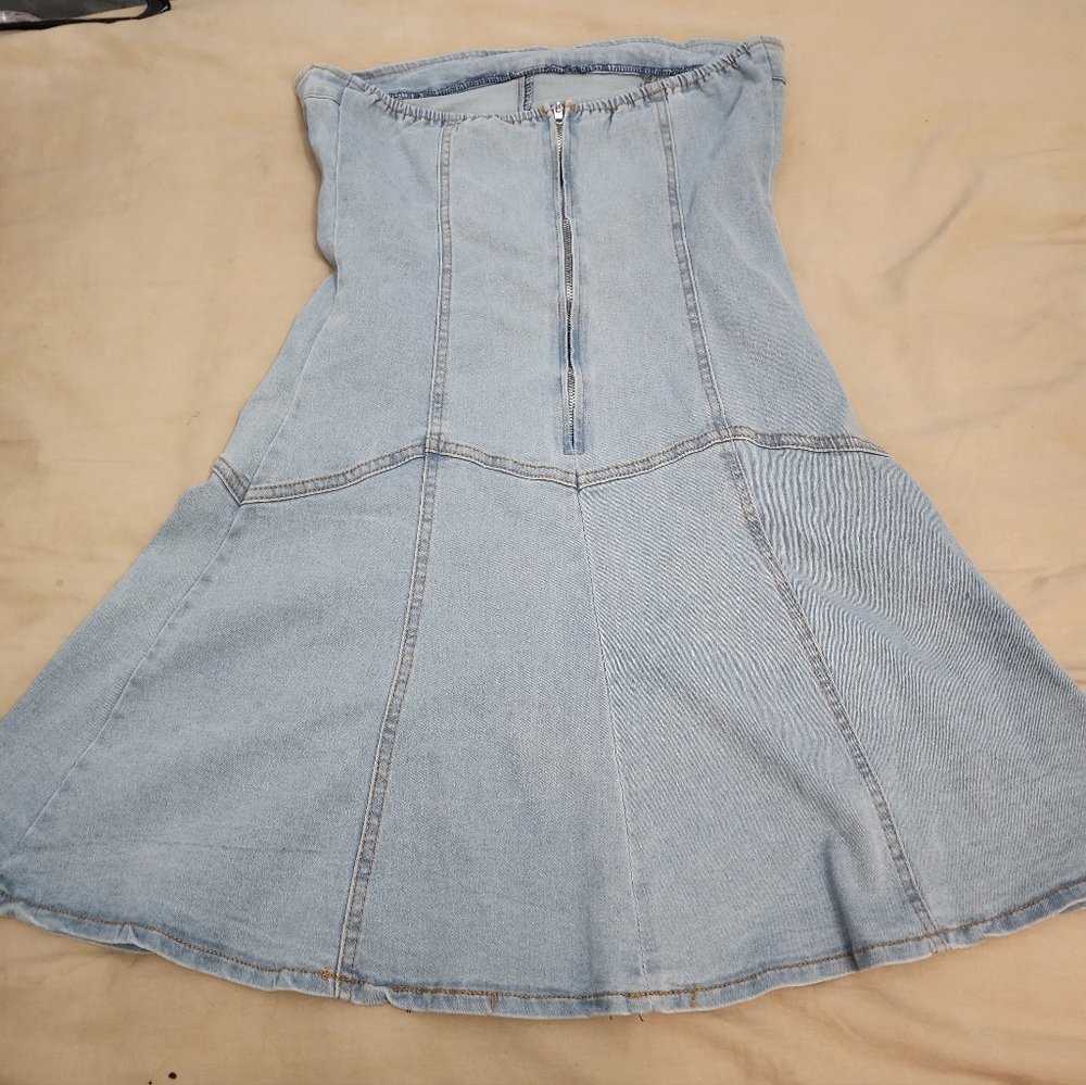 Elegant Strapless Denim Dress - Picture 3 of 3